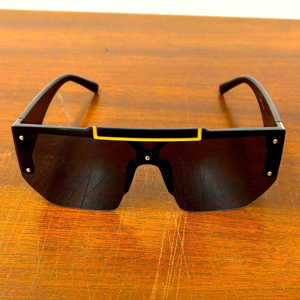 New Fashion Oversized Sunglasses with Elegant Gold Detail - Black